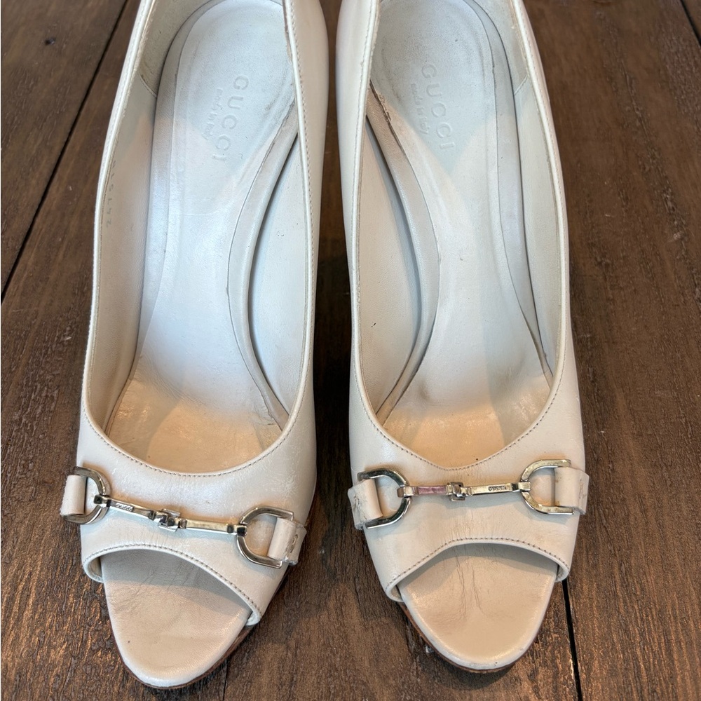 Gucci Cream Heels with Elegant Design